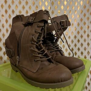 Well worn combat boots lucita zip up boot size 6.5
